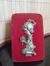 PERSONNAGE Petite fille au Bouquet EN ETAIN SUR VELOURS ROUGE - Ciselé main. 