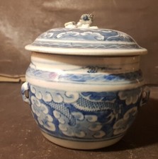 Pot couvert en porcelaine de