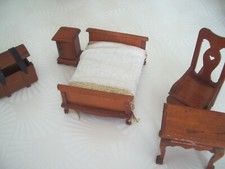 Ensemble de Meubles de Chambre à Coucher pour Maison de Poupées en très bon état