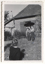 Enfants parapluie jardin soleil - Photo vintage snapshot 1953
