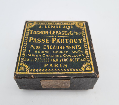 Boîte ancienne passe - passe, partout