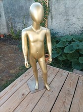 Mannequin enfant doré – 122 cm – résine dense – socle métal – vitrine ou déco