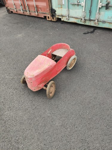 Ancienne voiture pédales - ancienne, à