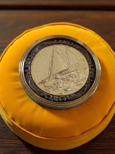 Médaille voile bronze vintage
