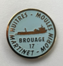 10 - Pin's BATEAU BARGE OSTREICOLE - HUITRES MOULES MARTINET-MORIN - BROUAGE 17
