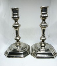 PAIRE DE BOUGEOIS OU CHANDELIERS ARGENT OU METAL ARGENTE