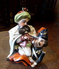 POT A TABAC en  PORCELAINE de PARIS   début 20em   "mort d'un officier Turque"