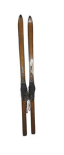 Paire De Skis Vintage En Bois Avec Les Chaussures 
