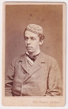 Étudiant Avec Chapeau -