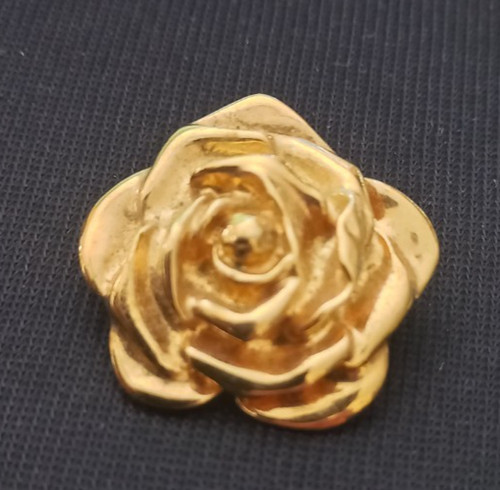 Broche motif rose - de, signée