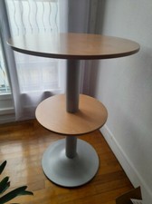 table de cuisine mange debout de couleur beige, ronde avec 2 plateaux.