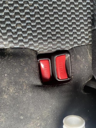 Attache ceinture arriere droit