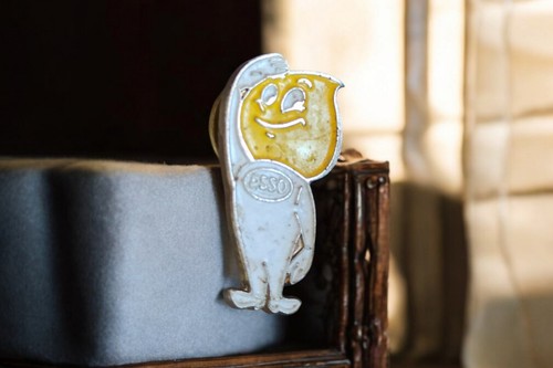 Pin ancien esso - esso, mascotte