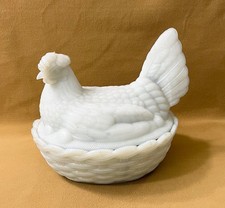 Boîte poule sur son nid en