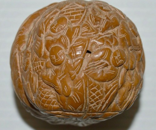 Belle noix sculptee - -belle,