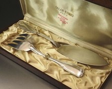 CAILAR BAYARD COUVERT DE SERVICE A POISSON 2 PIECES EN METAL ARGENTE VERS 1950