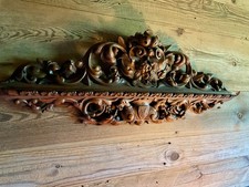 ART POPULAIRE - GRAND FRONTON ANCIEN PORTE-PIPES BOIS SCULPTÉ CHASSE FORÊT NOIRE