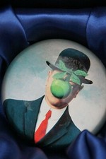 PMAG1 SULFURE PRESSE PAPIER  MAGRITTE LE FILS DE L HOMME 1964  PAPERWEIGHT MUSEE