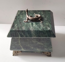 Boite en marbre et statuette salamandre lézard en bronze