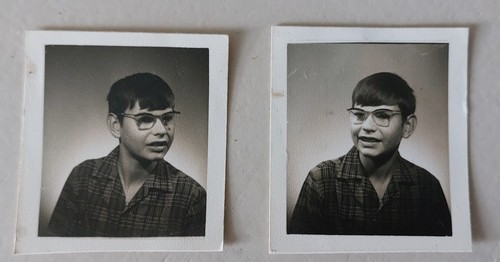 Jeune garçon avec lunettes - , et