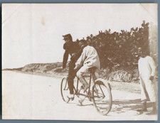 Tunisie, Tunis, Route de Carthage, partie de tandem avec un petit Arabe  Vintage