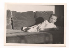 Enfant bébé allongé sur canapé - photo ancienne amateur an. 1940 50