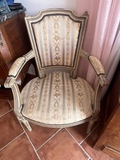 Fauteuil cabriolet Louis XVI . Bois blanc patine.