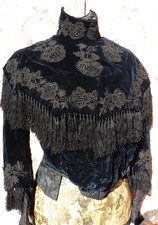 ANCIENNE JAQUETTE  VELOURS de SOIE BLEU orné de FLEURS en relief fin XIXe/ 1900