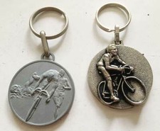 2 porte clés course cycliste, pub verso à Orange ( Vaucluse ), Poma, Erdmann