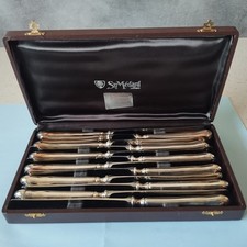 SAINT-MÉDARD - 12 COUTEAUX DE TABLE EN MÉTAL ARGENTÉ