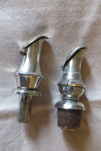 Deux bouchons bec verseur en - ,