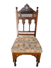 Chaise mauresque en noyer incrusté de nacre avec inscription arabe XIXe s.