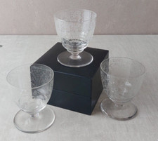 Lot d'anciens petits verres à