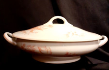 Soupière ou légumier en porcelaine de Limoge Georges Boyer décor floral rose