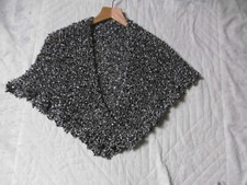  TRES BEAU CHALE NOIR ET BLANC TRICOTE A LA MAIN NEUF LAINE PHILDAR MANHATTAN