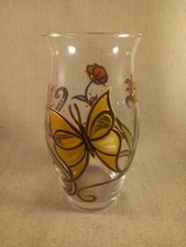 Ancien vase en verre décoré à la main au décor fleurs et papillons multicolore