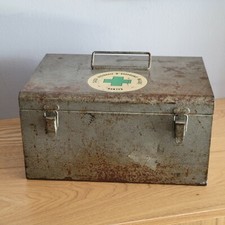 Ancienne trousse de secours boîte à pharmacie en métal Caisse Assurance Nantes