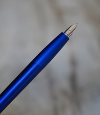 TRES BEAU STYLO PLUME LAMY EN LAQUE BLEU PROFOND MAT - PLUME METAL EXTRA - FINE