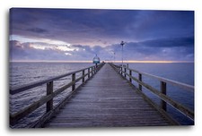 Toile/Cadres Poteau en bois sur la mer avec barrières et lanternes devant le ci