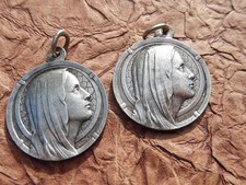 lot de 2 grandes MEDAILLEs LOURDES APPARITION BERNADETTE  SIGNEES C CHARL