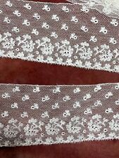 Long volant de dentelle MALINES aux fuseaux - début XIXème - 3.40 mètres