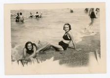 PHOTO SNAPSHOT ratée c.1930, la plage 2 jeunes femmes cheveux courts maillot