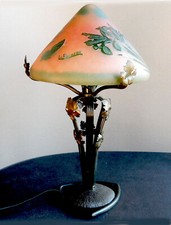 LAMPE EN FER FORGE, aux feuilles de vigne La Rochère et FAA.