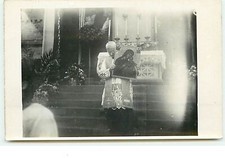 Carte-Photo - Prêtre tenant