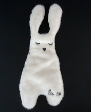 X5. DOUDOU PLAT LA COMPAGNIE DES PETITS LAPIN LA CIE Blanc bleu gris ETAT NEUF*