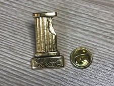 pins UN JOUR AILLEURS signe