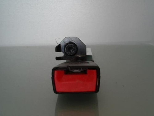 Attache ceinture arriere droit