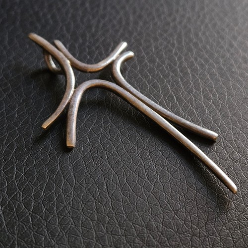 Pendentif croix stylisée - , en