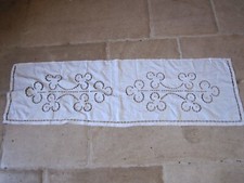 Ancien dessus de meuble lin broderies Richelieu