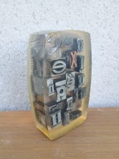 Inclusion resine presse papier vintage ancien imprimerie lettres avec defaut